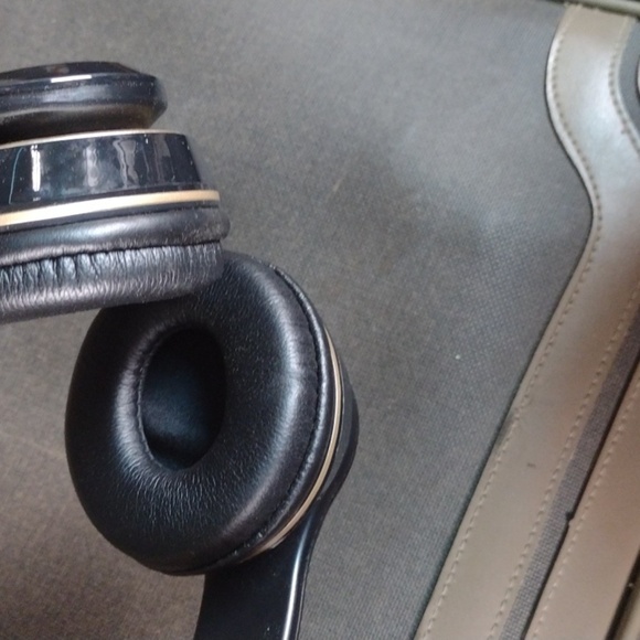 Black and Gold Wireless3D Stereo Headphones NWOT - Picture 3 of 3